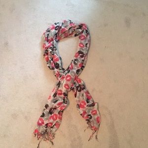 Gray scarf with kisses print